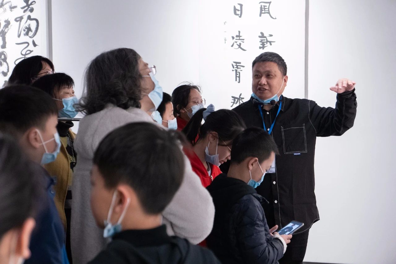 公共教育 | “岳阳市美术馆王伟副馆长带你看展览”活动现场