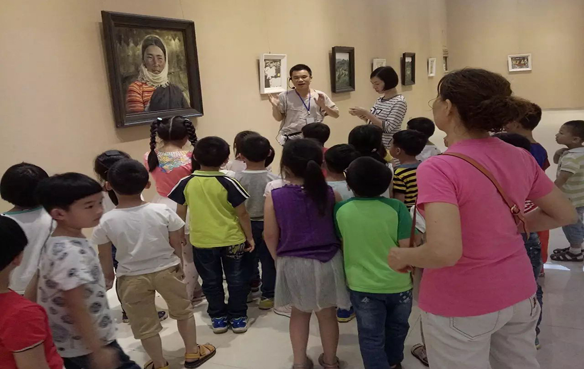 公共教育|岳阳市美术馆迎来一大批小朋友参观